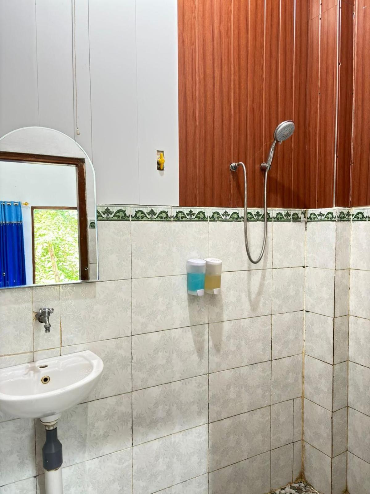 Tarsan Homestay Labuan Bajo Eksteriør billede